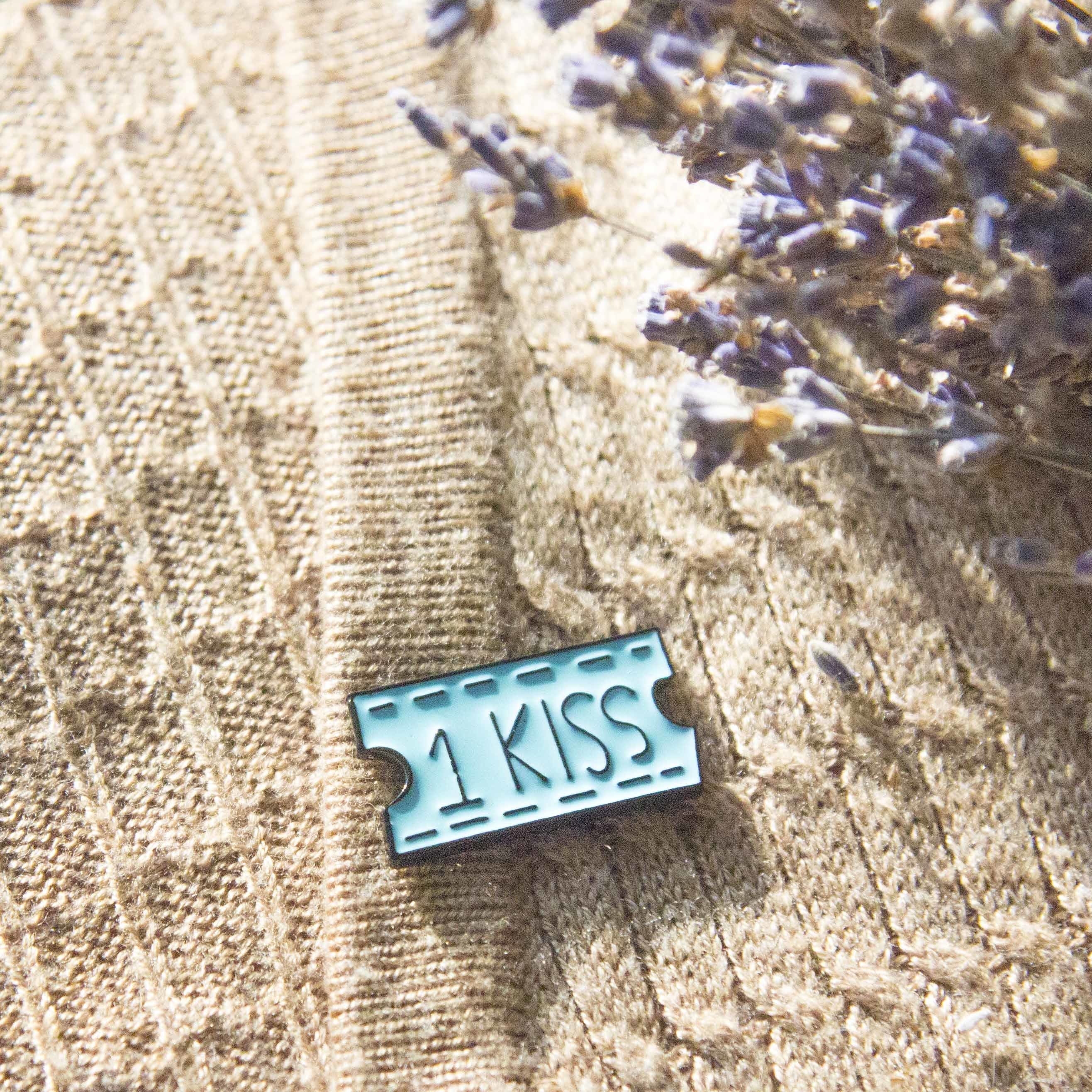 10000072 Брошь-значок для трикотажных изделий "1 kiss"