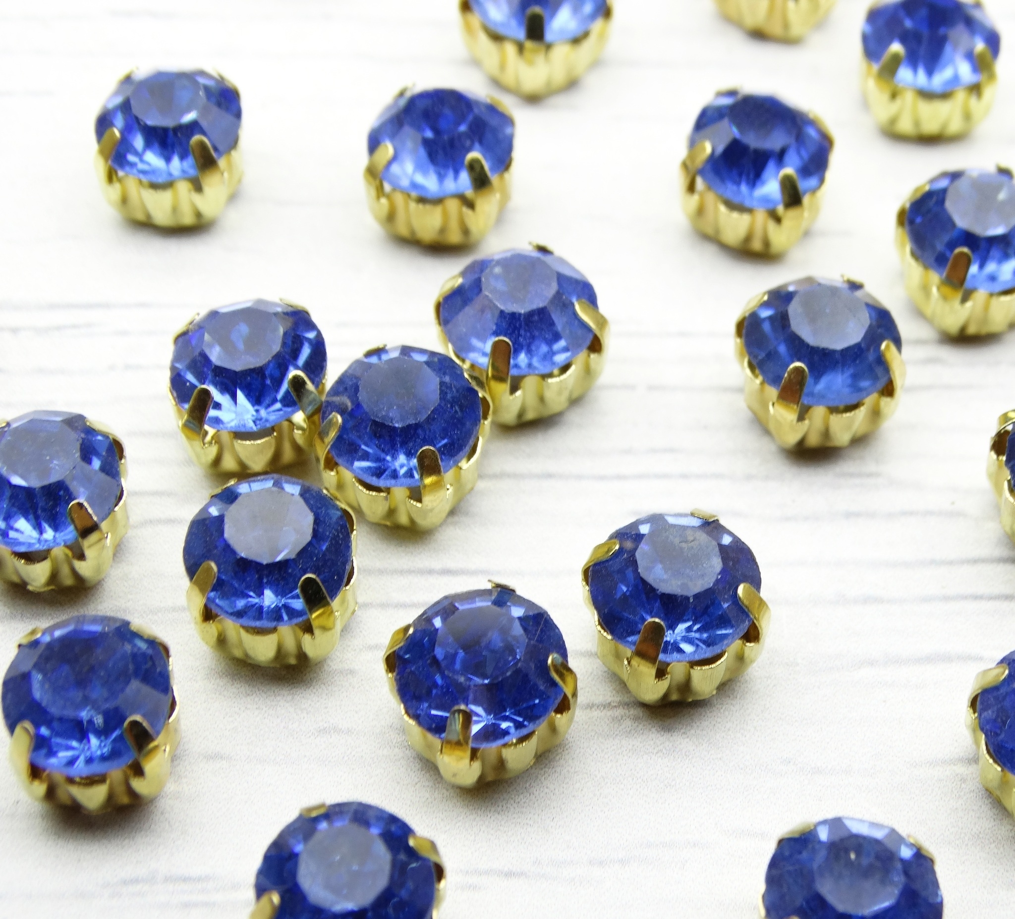 ЗЦ006НН88 Хрустальные стразы в цапах (шатоны), цвет: св.голубой (золото), размер: 8х8 мм, 15 шт.